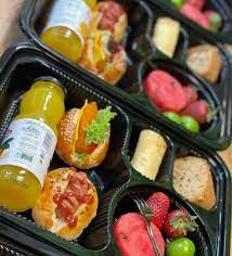 چرا خرید بسته‌های پذیرایی آماده، بهترین انتخاب برای مراسم‌هاست؟